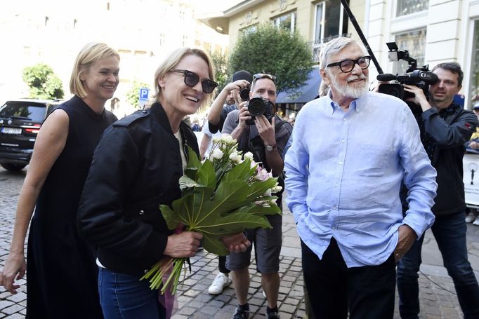 Prezident festivalu Jiří Bartoška zdraví americkou herečku Robin Wright.