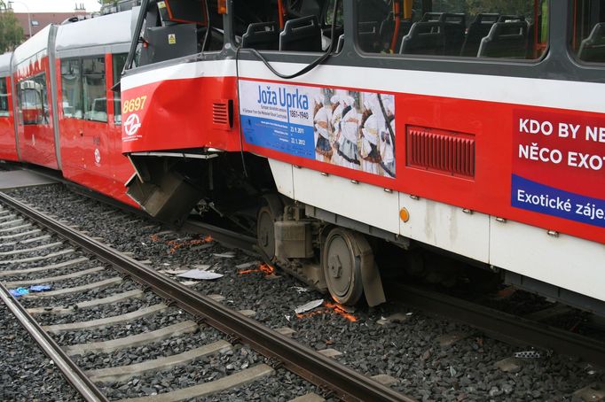 Srážka tramvají na Plzeňské ulici v Praze 5. Řidič jedné ze souprav nehodu nepřežil.