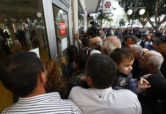 Lidí se před pobočkou Laiki Bank sešlo víc než dost.