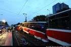 Srážka tramvají na Plzeňské ulici v Praze 5. Řidič jedné ze souprav nehodu nepřežil.