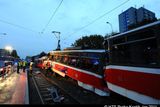 Srážka tramvají na Plzeňské ulici v Praze 5. Řidič jedné ze souprav nehodu nepřežil.