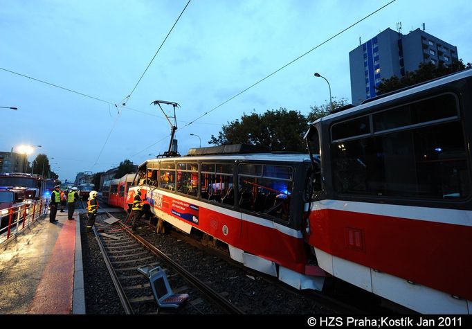 Srážka tramvají na Plzeňské ulici v Praze 5. Řidič jedné ze souprav nehodu nepřežil.