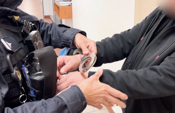 Policii se povedlo dopadnout dvojici žhářů, která v Praze zapálila nápojové automaty. Důvod? Zloději chtěli ukrást mince. Akce se jim ale nepodařila, automaty shořely.