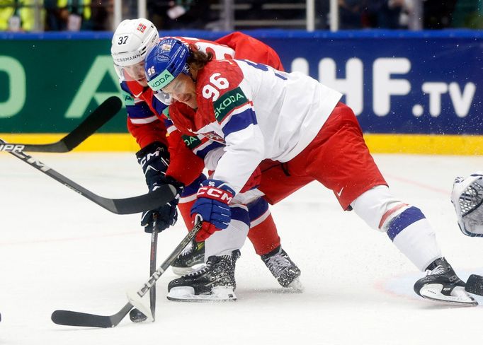 Daniel Voženílek a Markus Vikingstad v zápase MS 2025 Česko - Norsko