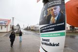 Orbán se v kampani prezentoval jako silný politik, který dokáže Maďary ochránit. Opozice mu naopak vyčítala blízké vztahy s ruským prezidentem Vladimirem Putinem. Na jednom z opozičních plakátů v Ilku se proto nad černobílým snímkem krásné ženy píše "ruský špion ve filmu". Nad fotografií maďarského premiéra je pak nápis "ruský špion ve skutečnosti".