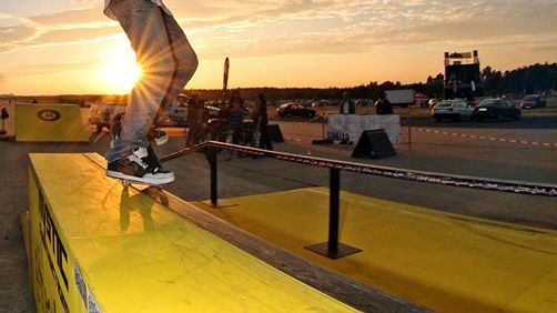 Atomsféra skateboardingu při západu slunce, zatímco z jedné strany hraje festivalová hudba, z druhé je slyšet túrování motorů tuningových aut na ploše přistávací dráhy a v jednu chvíli prolétává nízko i letadlo, je opravdu nezaměnitelná.
