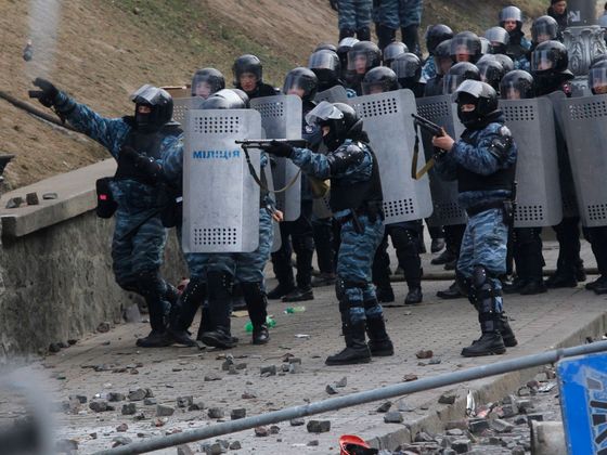 Policejní jednotky, věrné ukrajinskému prezidentovi Janukovyčovi v lednu 2014.  