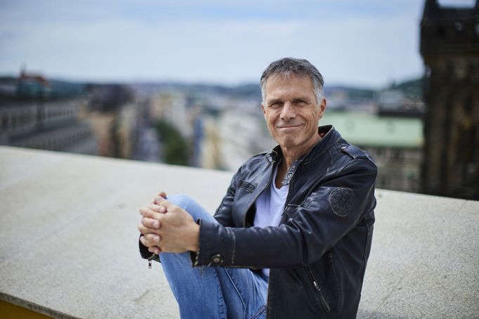 Snímek z dokumentu Janek Ledecký - Všechno bude fajn.