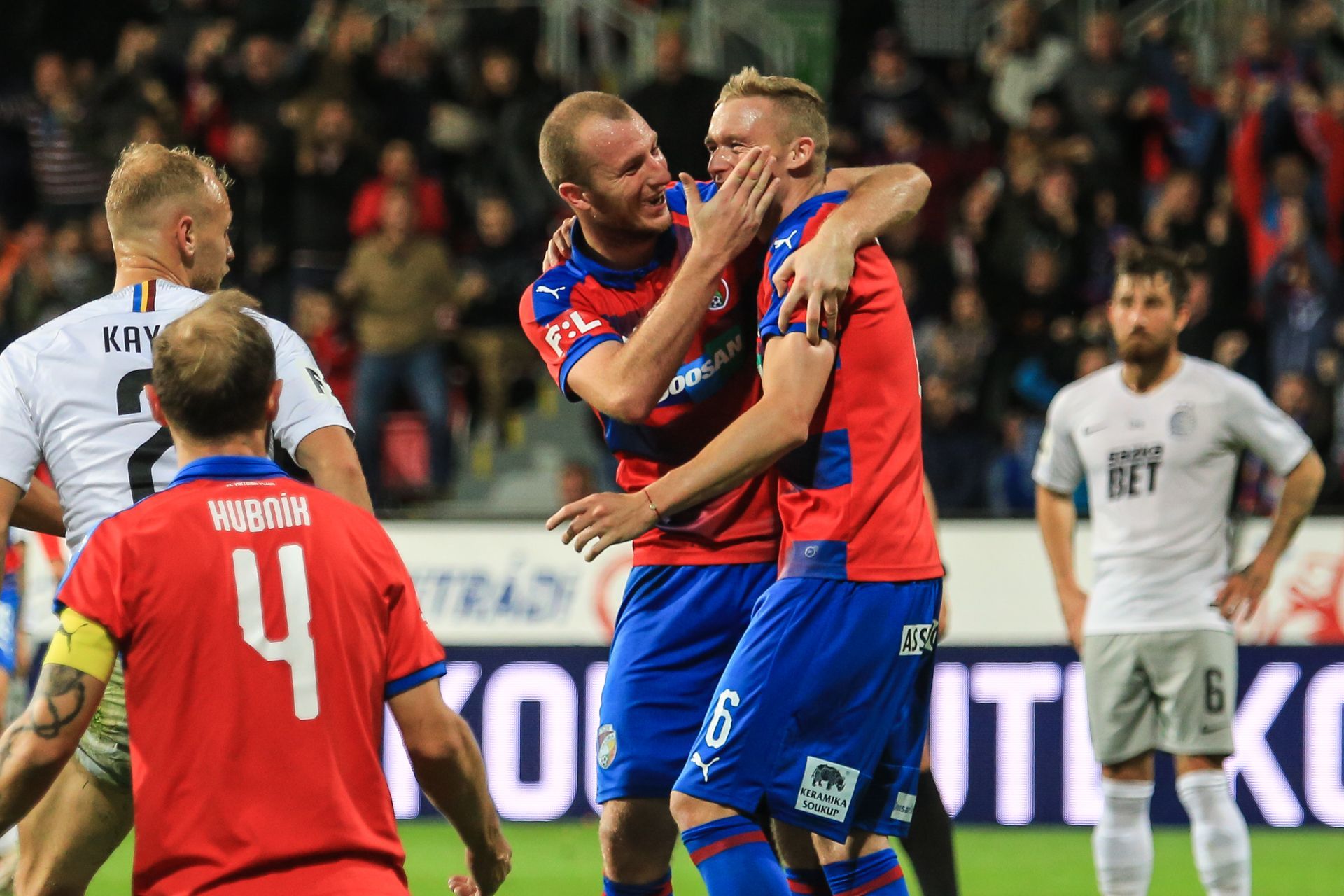 Fotbalisté Plzně slaví vlastní gól hostí v zápase 10. kola se Spartou.