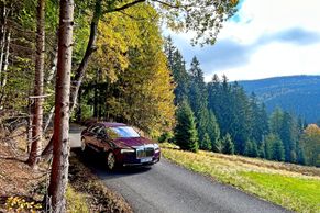 Duch, který v lese nestraší. S Rolls-Roycem Ghost se dá vyjet snad i na Sněžku