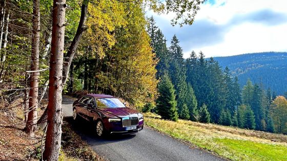 Duch, který v lese nestraší. S Rolls-Roycem Ghost se dá vyjet snad i na Sněžku