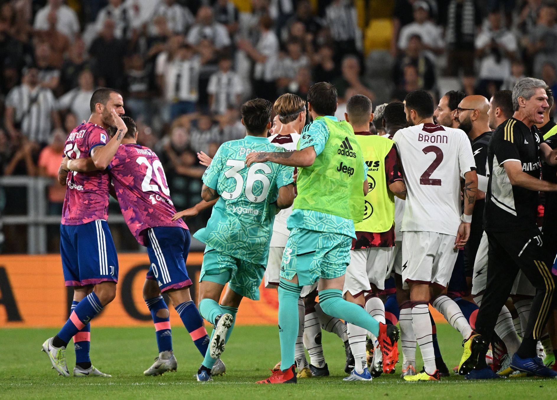 Hromadná strkanice v závěru zápasu italské ligy mezi Juventusem a Salernitanou
