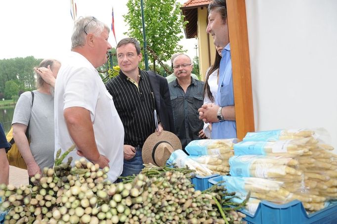 "Středočeský hejtman MUDr. David Rath Vás zve na Středočeský chřestový festival, který se koná v Nelahozevsi. Ojedinělá akce se koná 5. května od 11 hodin."