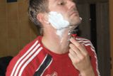 Také na fotbalové Dukle se rozhodly připojit k celosvětové akci Movember. Takhle se na začátku měsíce holil Luboš Kalouda.