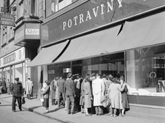 V roce 1953 začíná v Československu ubývat zboží v obchodech. Vytváří se fronty... 