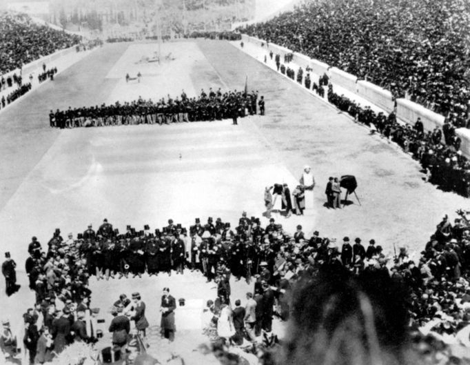 Dobový snímek ze zahajovací ceremonie prvních novodobých olympijských her, které se v roce 1896 uskutečnily v Athénách v Řecku.