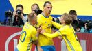 Euro 2016, Irsko-Švédsko: John Guidetti, Emil Forsberg a Zlatan Ibrahimovic slaví gól na 1:1