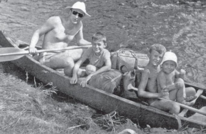 Ota Pavel se syny Janem, Petrem a Jiřím během prázdninového sjíždění řeky Vltavy, 1959.