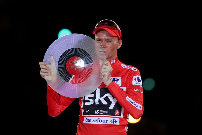 Chris Froome s trofejí pro vítěze Vuelty