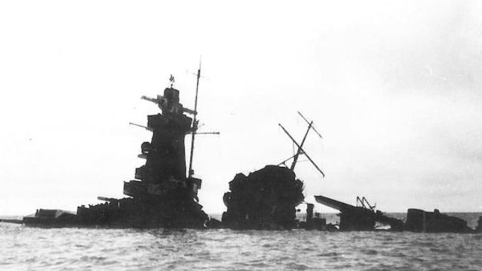 Admiral Graf Spee roku 1940. Zpočátku vyčnívala značná část lodi nad hladinu, pak se však začal vrak zabořovat do bahnitého dna a dnes je nad ní pouze špička stožáru.