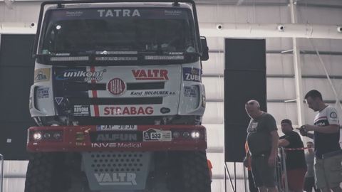 Čeští závodníci si přebrali stroje a Dakar může začít