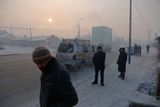 Když teploty ve městě spadnou hluboko pod bod mrazu a lidé začnou topit uhelnými briketami, Ulánbátar se zahalí do štiplavého smogu.