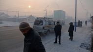 Když teploty ve městě spadnou hluboko pod bod mrazu a lidé začnou topit uhelnými briketami, Ulánbátar se zahalí do štiplavého smogu.