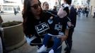 Zápas Los Angeles Kings s  Chicagem si nenechala ujít ani čerstvá máma Valerie Martinez, která s sebou vzala svoji malou dcerku oblečenou v dresu Králů.