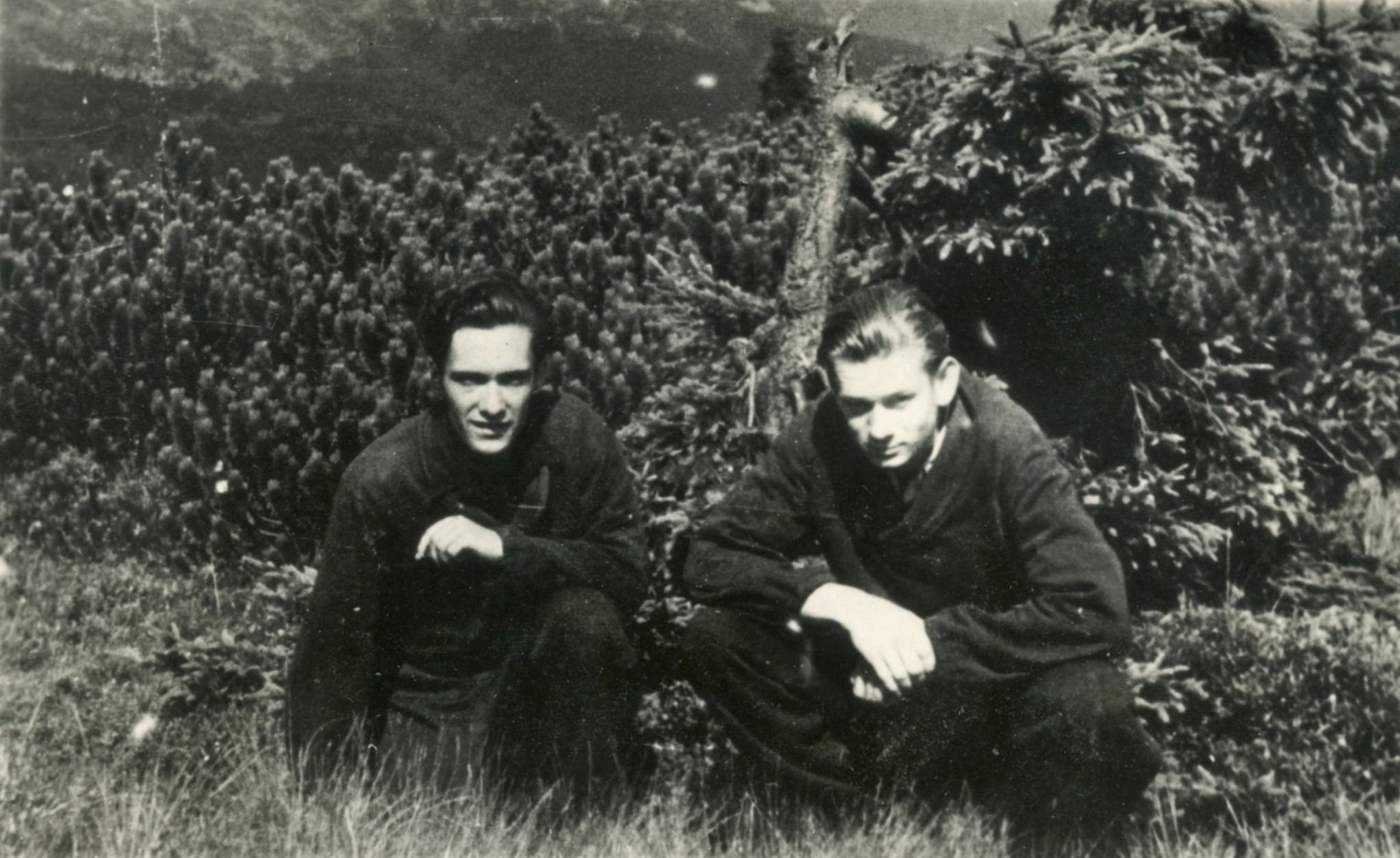 Mladý Zdenko Černík (vpravo) na horách.