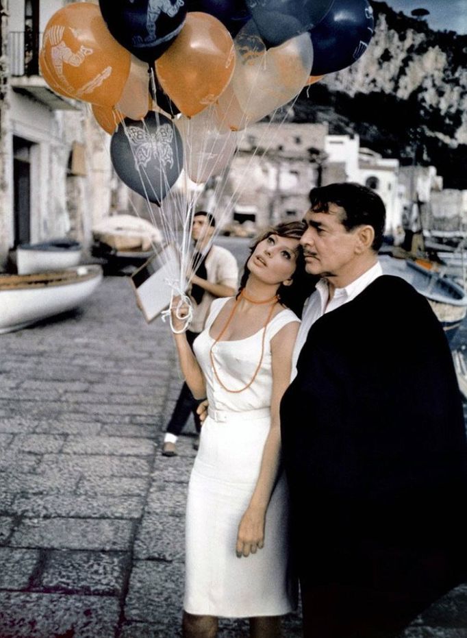 Sophia Loren a Clark Gable ve filmu Začalo to v Neapoli.