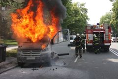 Na dálnici D1 u Brna hořela dodávka, tvoří se kolona