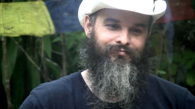 Svoje služby poskytuje Dobeš, vystupující teď jako "mistr Jahra", podle televize na dálku přes mobilní aplikaci za poplatek v průměru 5000 korun měsíčně.