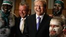 Šéf opozice Brendan Nelson a premiér Kevin Rudd pózují s Aboriginci poté, co předvedli uvítací rituál.