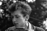 V překotné době plné změn se z Dylana proti jeho vůli stal hlas mladé generace. Na snímku je z pochodu na Washington, kde v roce 1963 hrál pro 200 tisíc lidí.