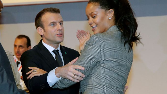 Francouzský prezident Macron a zpěvačka Rihanna v Senegalu na akci na podporu vzdělávání.