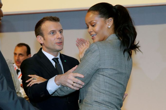 Francouzský prezident Macron a zpěvačka Rihanna v Senegalu na akci na podporu vzdělávání.