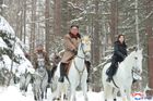 Kim Čong-un znovu vyjel na bílém koni, podruhé navštívil posvátnou horu Pektu