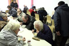 V Praze se omezují služby pro bezdomovce, chybí peníze
