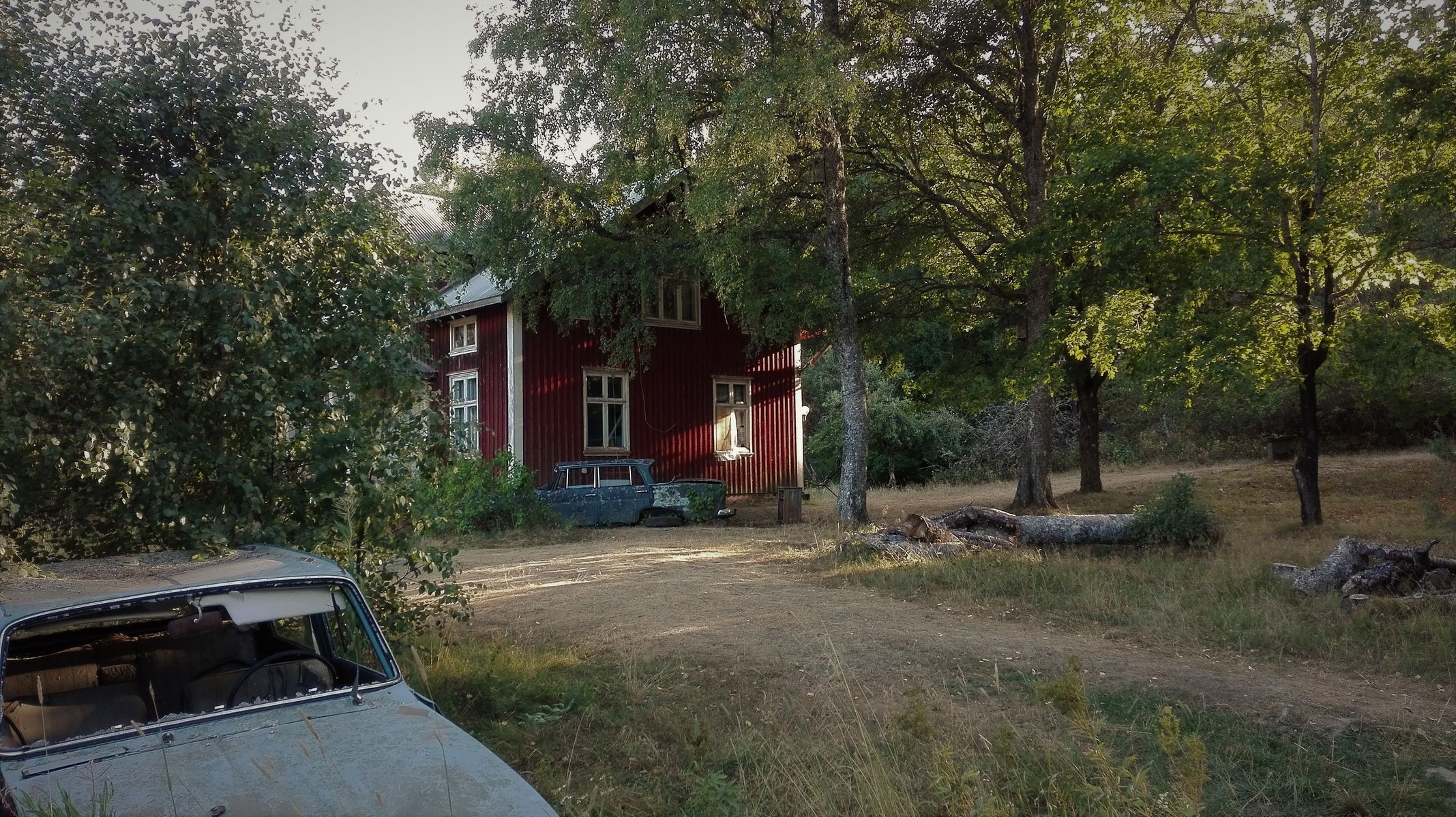 Švédsko, Båstnäs - hřbitov aut.