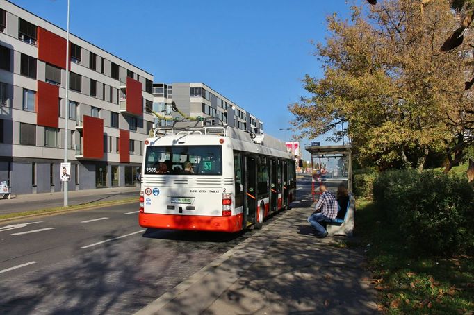 Elektrobus na "trolejbusové" lince 58 v Praze.