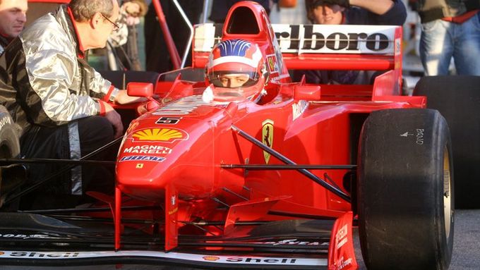 Jan Charouz v kokpitu formule Ferrari, s níž závodil v roce 1997 Michael Schumacher.