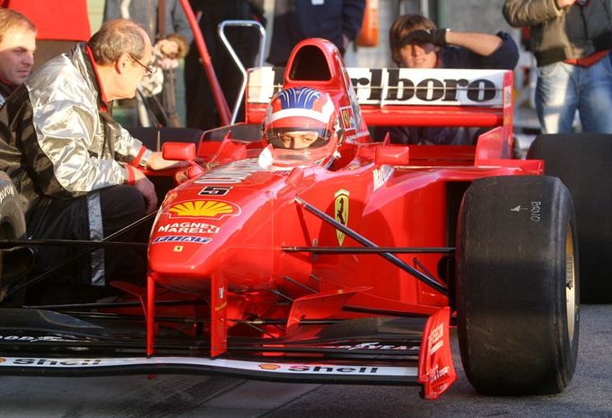 Jan Charouz v kokpitu formule Ferrari, s níž závodil v roce 1997 Michael Schumacher.