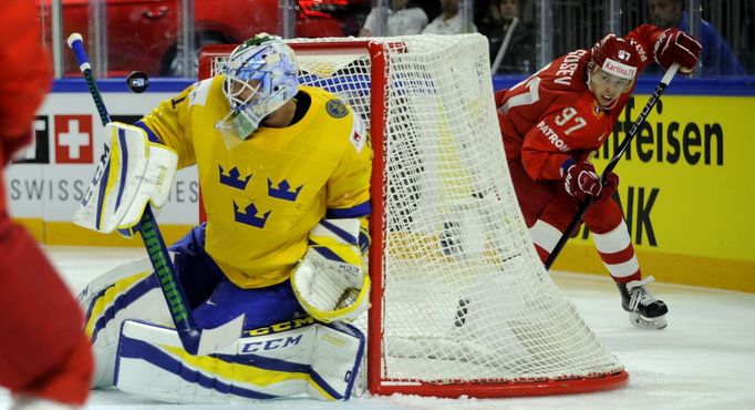 Anders Nilsson a za brankou číhající Nikita Gusev.