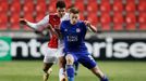 Alexander Bah a Harvey Barnes v prvním zápase 2. kola EL Slavia - Leicester