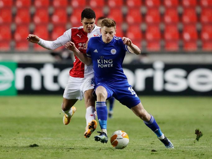 Alexander Bah a Harvey Barnes v prvním zápase 2. kola EL Slavia - Leicester