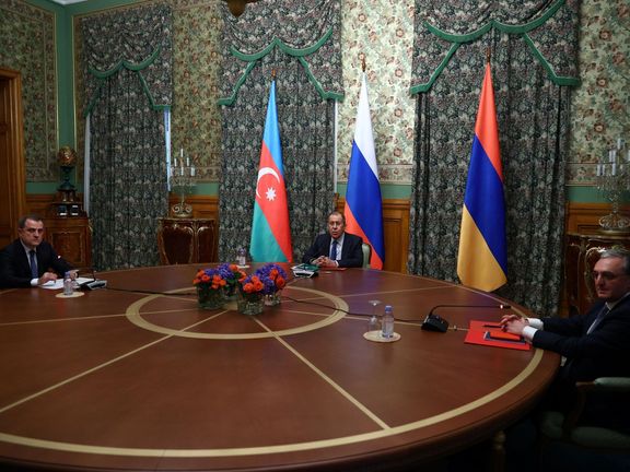 Ministři Sergej Lavrov (Rusko, uprostřed), Jejhun Bajramov (Ázerbajdžán, vlevo) a Zohrab Mnatskanjan (Arménie) na jednání v Moskvě.