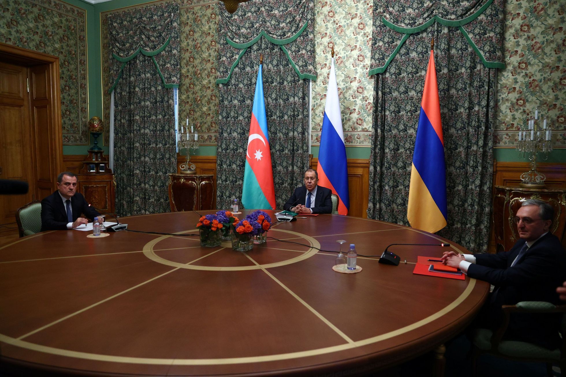 Ministři Sergej Lavrov (Rusko, uprostřed), Jejhun Bajramov (Ázerbajdžán, vlevo) a Zohrab Mnatskanjan (Arménie) na jednání v Moskvě.
