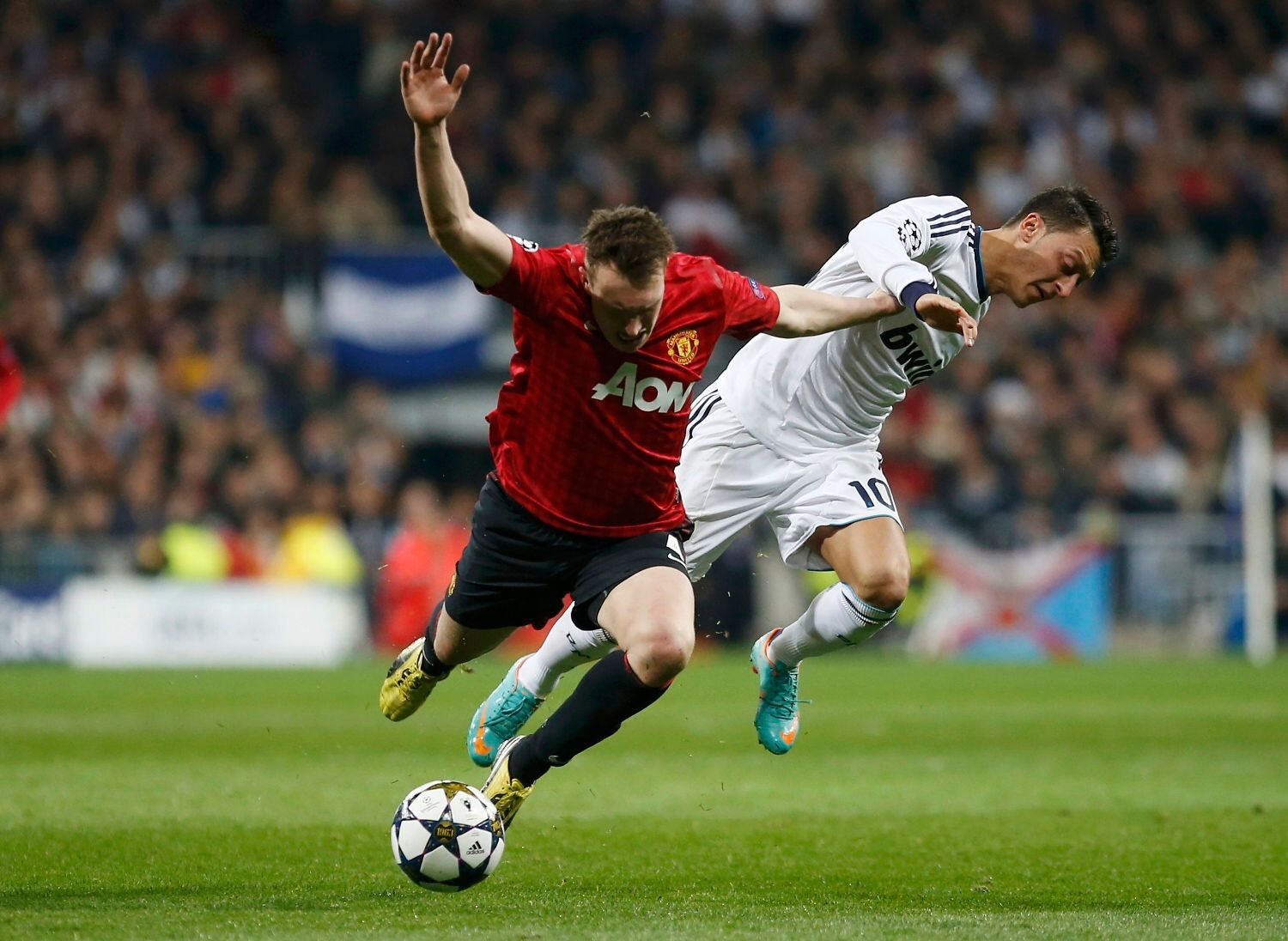 Liga mistrů: Real Madrid - Manchester United: Mesut Özil (vpravo) - Phil Jones