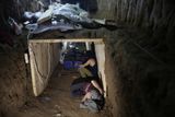 Pašeráci využívají podzemní tunely, spojující Gazu s pohraničními oblastmi v Egyptě. Pašeráci v tunelech často i spí. Každý den své tunely opravují či budují nové.