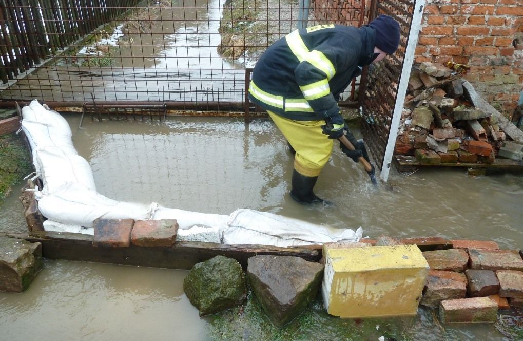 Tání - zatopení - Liberecký kraj - hasiči - hráze